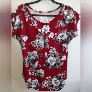 Free kisses Graphic rose top 🥀